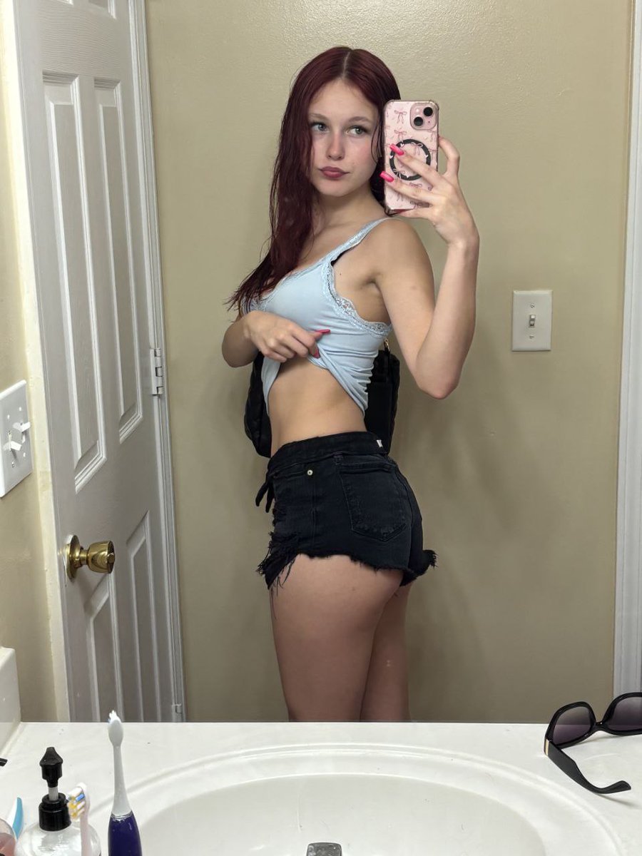 aliceshey07's tweet photo. just passed by the mirror im bad asf omg . https://t.co/kkxftjFGPb