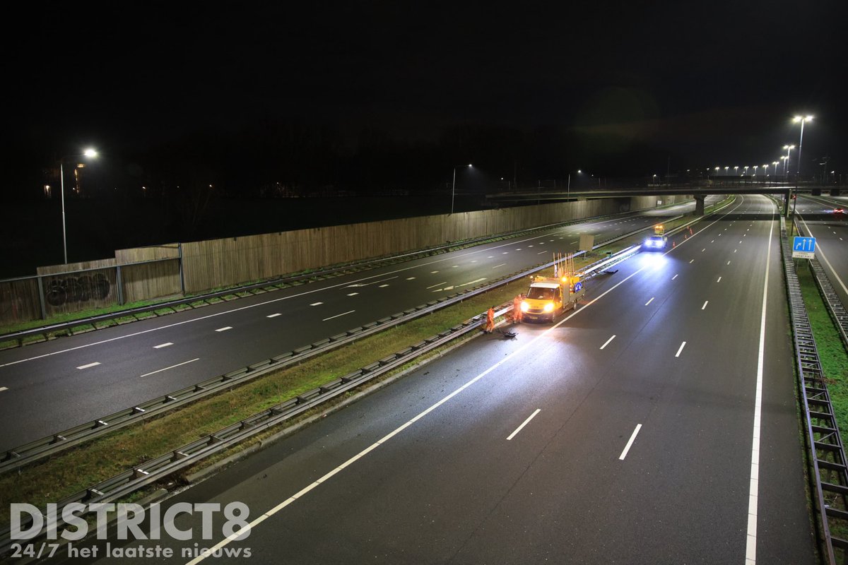 RedactieD8's tweet image. Bizarre taferelen afgelopen nacht op de #A4 tussen #Leidschendam en #Schipluiden. Nadat de automobiliste ter hoogte van de #N14 bij #Leidschendam in de vangrail klapte reed ze met een zwaar gehavende auto door. 1/2