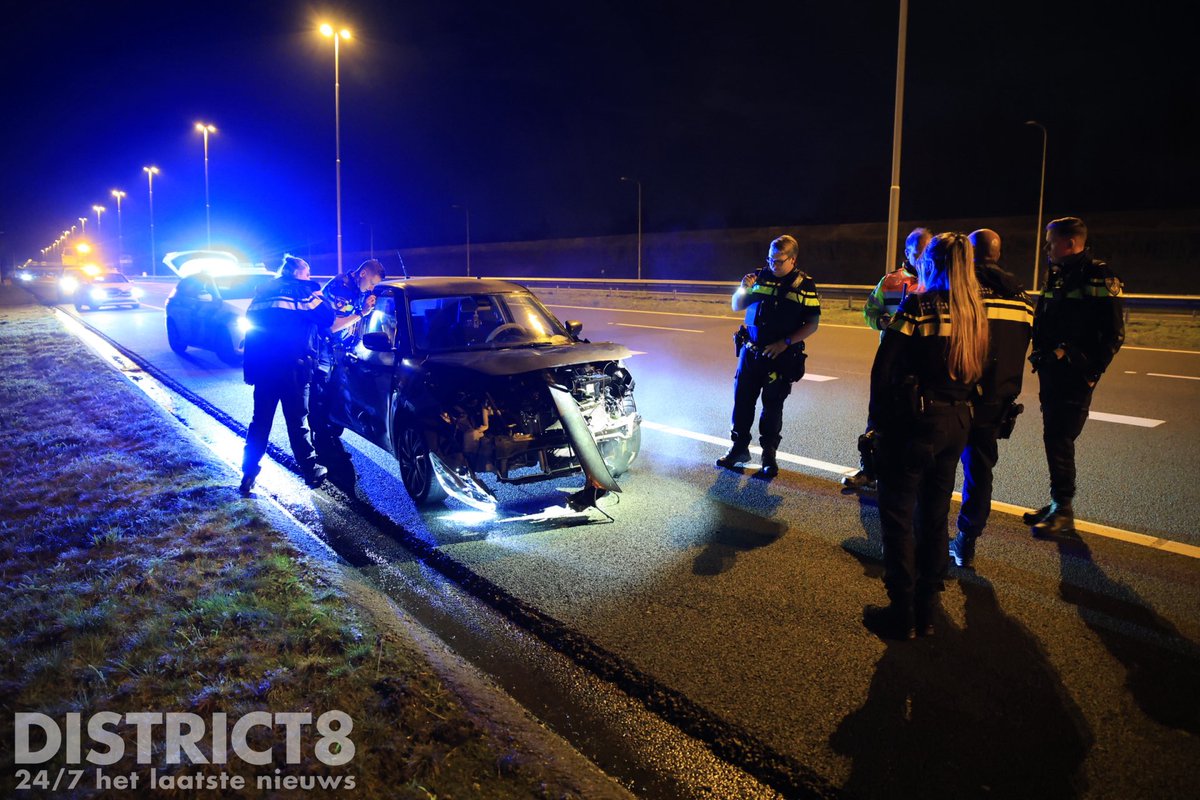 RedactieD8's tweet image. Bizarre taferelen afgelopen nacht op de #A4 tussen #Leidschendam en #Schipluiden. Nadat de automobiliste ter hoogte van de #N14 bij #Leidschendam in de vangrail klapte reed ze met een zwaar gehavende auto door. 1/2