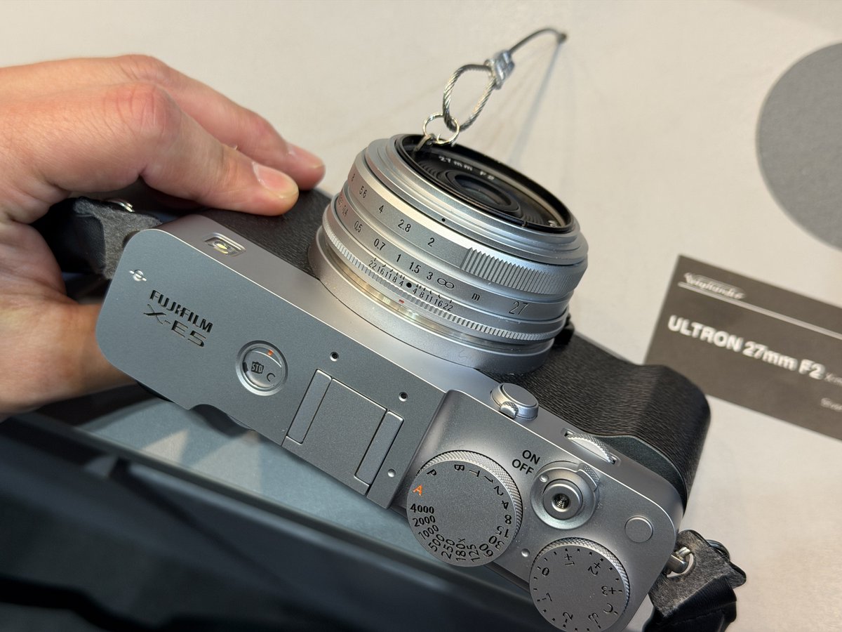 Voigtlander ULTRON 27mm F2のシルバー、 X-E5にピッタリやな