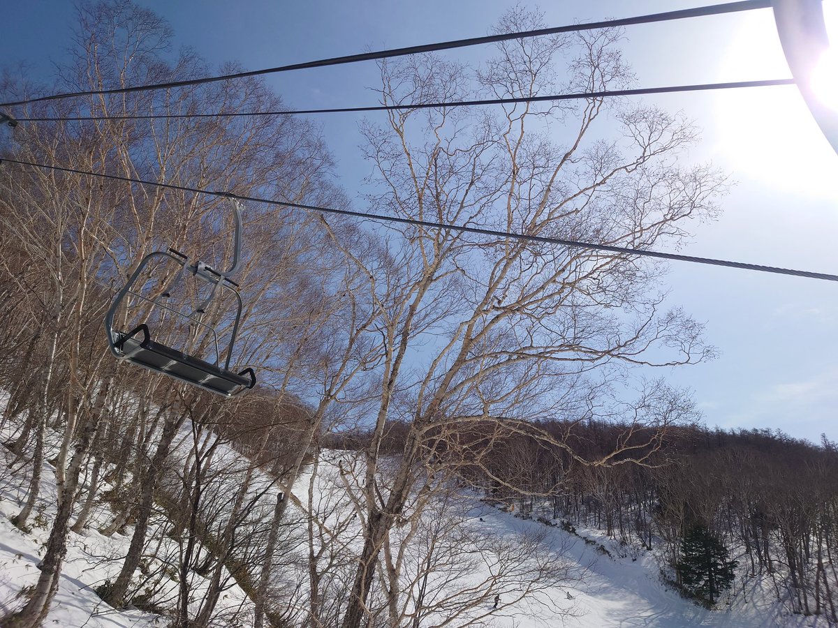 farm1028's tweet photo. 川場スキー場

シャバ雪ときどきカチカチ
高速乗ってる時はハンドル取られるくらいの風吹いてたけどゲレンデはそんなに無く春スキーの陽気。
久しぶりに来たけどやっぱり混んでるな https://t.co/s7vcJjEyby