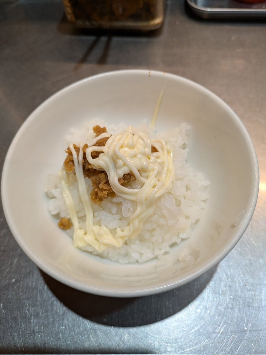 箕輪家
元日🎍以来の来店👣

今日からリニューアル営業🎉

カエシが変わった箕輪家ラーメン🍜と１４時まで無料のライス食べ放題🍚

豚骨の熟成感の旨味からカエシのキレが抜ける味わいのスープに進化していました👍

大判の燻製チャーシューの燻香も程よく効いて進化したスープにバッチリでした👍