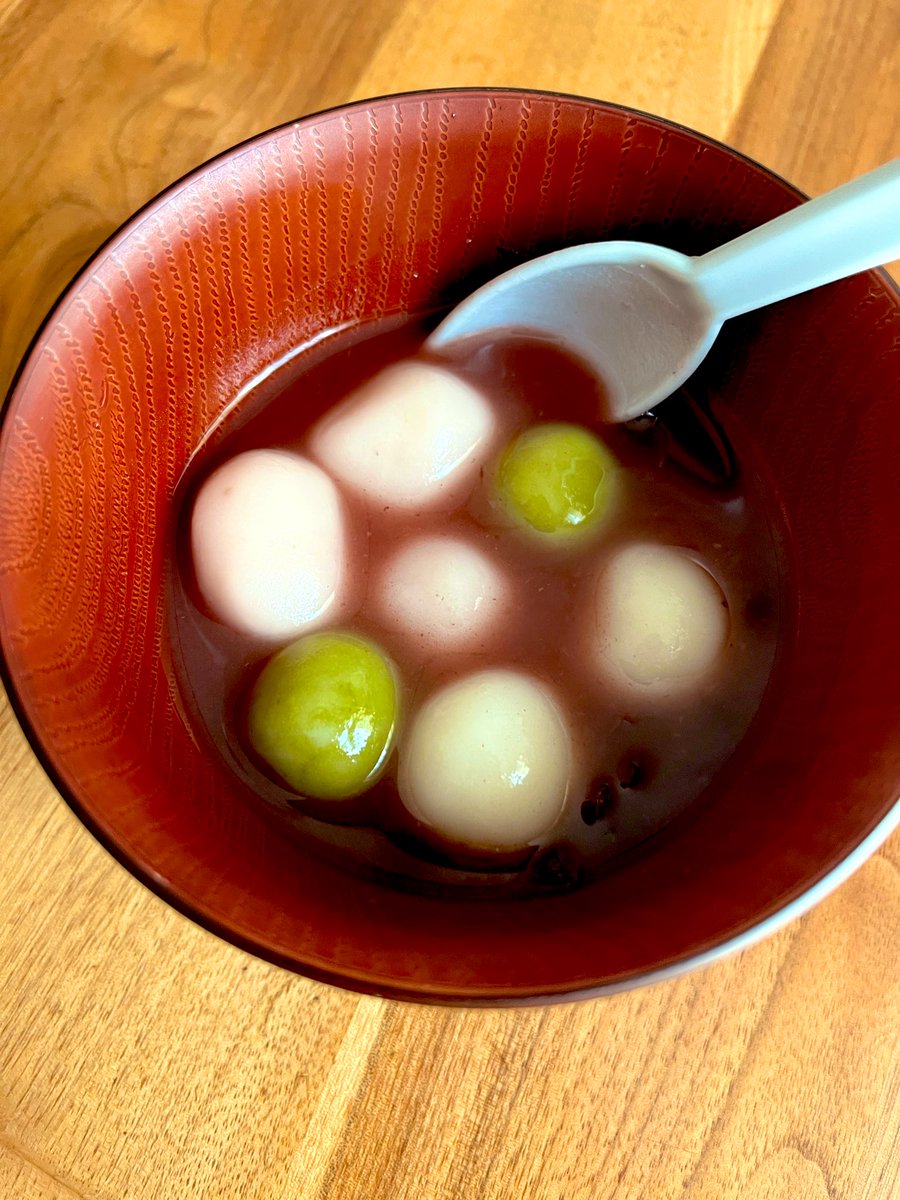 ひな祭りだからぁ、って、三色団子作ったけど、娘がおしるこがいい！って言うから、こちらになりました✨
ピンクはめっちゃ薄いさくら色でおしるこに入れたらわからないくらい。
もはやお雛様関係ないか😂