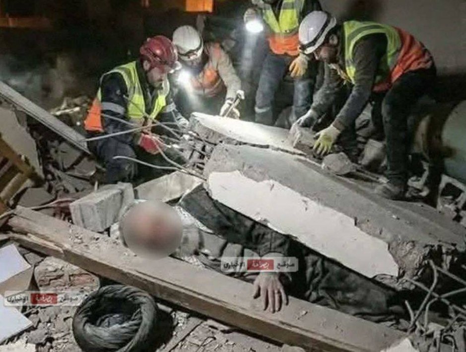 Ayatollah Ali Khamenei el 1 de febrero: "Estados Unidos e Israel recibirán una dura respuesta por parte de Irán" 

Ayatollah Ali Khamenei hoy: *le volaron hasta la toalla de la cabeza*