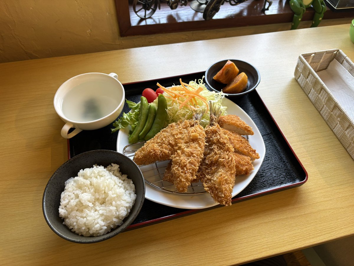tn0315's tweet photo. #FLOGPIT さんで遅い昼ごはん。
アジフライ定食。 https://t.co/bfHvNrdN5d