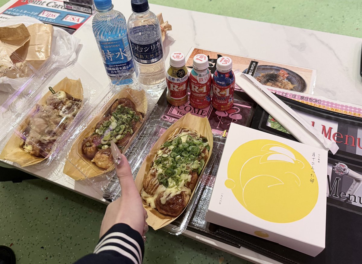 rina_enmsb's tweet photo. わーい♡ありがちゅ
なぞの水2本めっちゃおもろい飲み比べるね🚰 https://t.co/yyJTqgvZVS