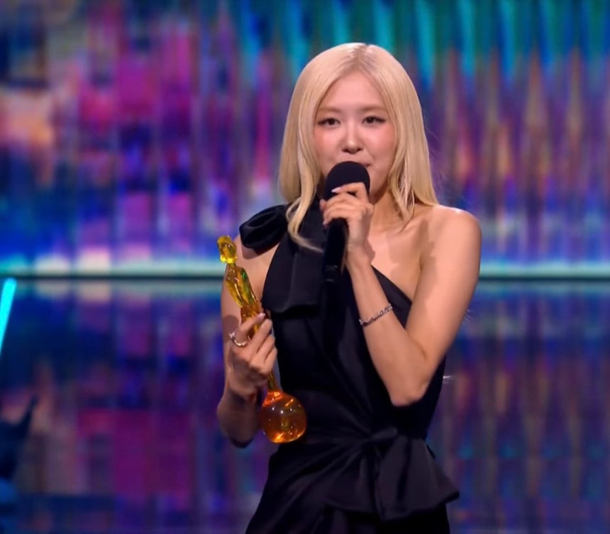 블랙핑크 로제, 영국 브릿 어워즈 K-POP 최초 수상! 🏆
 
블랙핑크 멤버 로제가 케이팝 가수 최초로 영국 브릿 어워즈에서 아파트(APT) 노래로 '인터내셔널 송 오브 더 이어' 부문에서 상을 수상했습니다.

케데헌 골든은 아쉽게도 수상에 들지 못했지만, 로제 아파트라도 수상하게 돼서 다행입니다!
