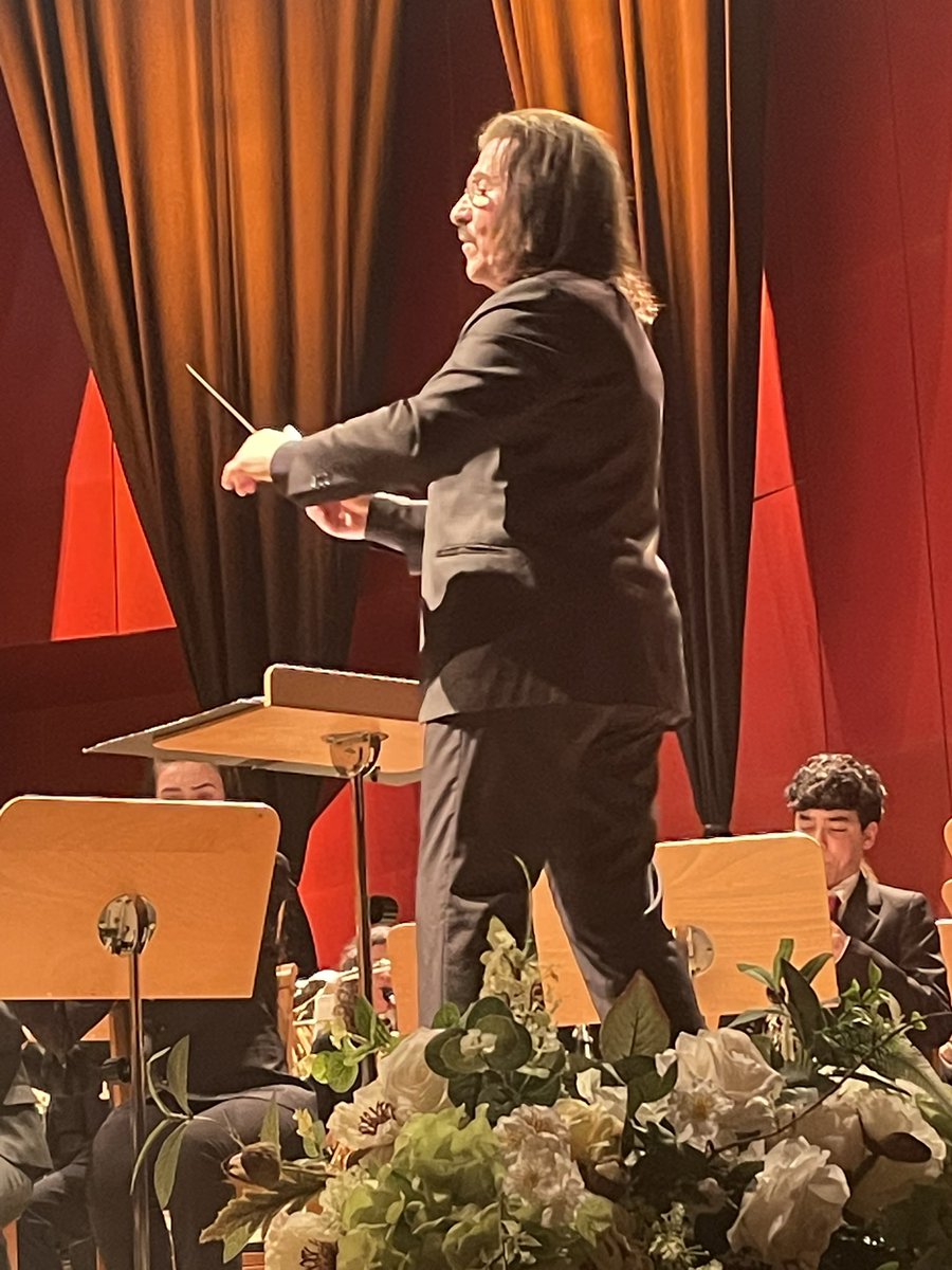 DrSGlezMoreno's tweet photo. Magnífico concierto solidario por la investigación en osteosarcoma, organizado por la Fundación Elena Tertre.
Una prodigiosa Banda Sinfónica La Lira (Pozuelo) dirigida por su director Maxi Santos y por el gran maestro @luiscobos hicieron una tarde ��nica en Las Rozas.@DrOrtizCruz https://t.co/7fAWlXgULF