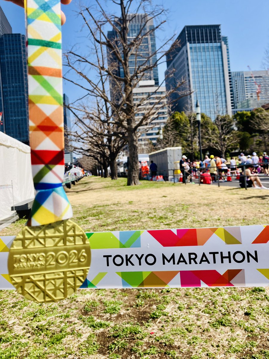 Hide_s180's tweet photo. 東京マラソン 無事ゴール

楽しむことだけ徹底してとにかく笑顔で走ってたら、シーズンベスト&amp;東京ベストでした。
東京の記録は5時間32分で止まってたので大幅更新ですね！

今日は大量のがんばれ！とおめでとう！を浴びたので、また明日から日常も頑張っていけそうです

東京マラソン本当に最高でした https://t.co/zABxYlUyqH