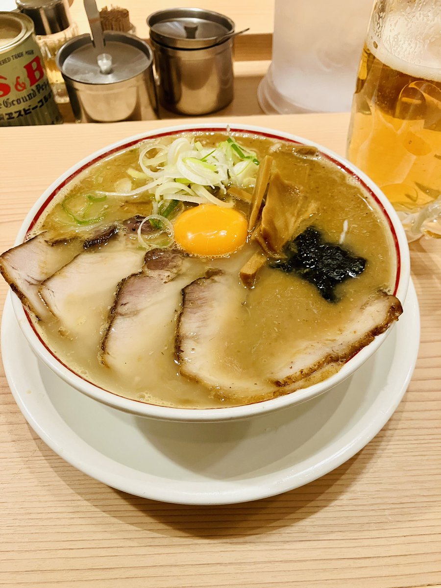 Hide_s180's tweet photo. 東京マラソン 無事ゴール

楽しむことだけ徹底してとにかく笑顔で走ってたら、シーズンベスト&amp;東京ベストでした。
東京の記録は5時間32分で止まってたので大幅更新ですね！

今日は大量のがんばれ！とおめでとう！を浴びたので、また明日から日常も頑張っていけそうです

東京マラソン本当に最高でした https://t.co/zABxYlUyqH