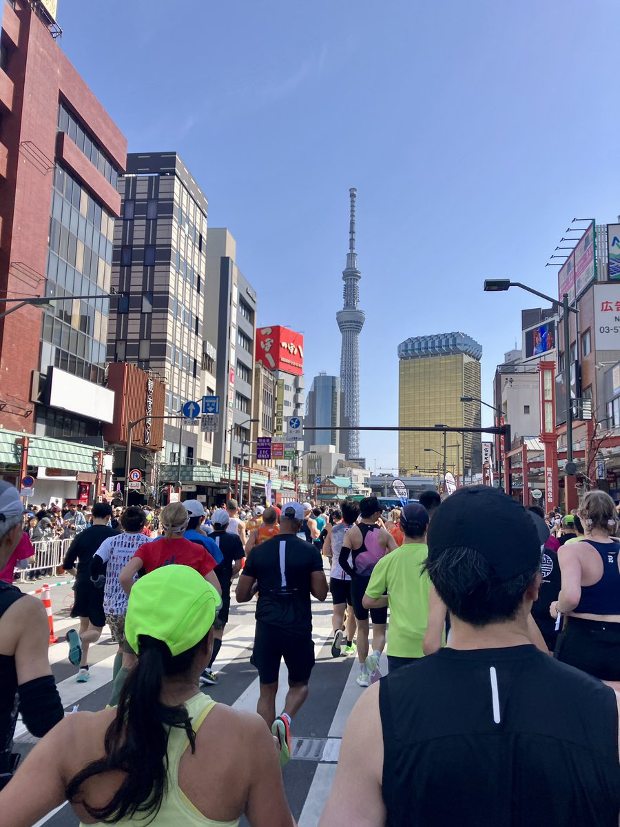 Hide_s180's tweet photo. 東京マラソン 無事ゴール

楽しむことだけ徹底してとにかく笑顔で走ってたら、シーズンベスト&amp;東京ベストでした。
東京の記録は5時間32分で止まってたので大幅更新ですね！

今日は大量のがんばれ！とおめでとう！を浴びたので、また明日から日常も頑張っていけそうです

東京マラソン本当に最高でした https://t.co/zABxYlUyqH
