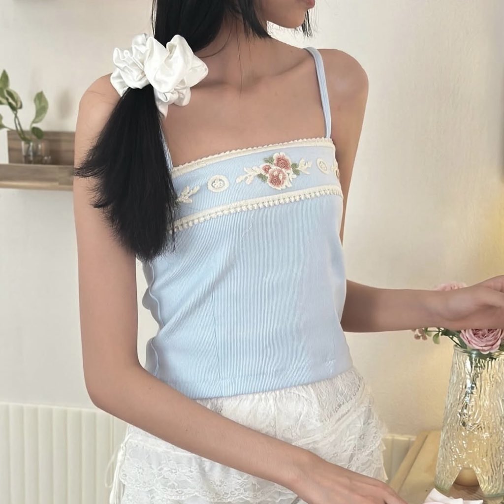 tamjaichunbkk's tweet photo. แฮปปี้มากค้นพบแบรนด์เสื้อผ้าไทยเล็กๆอีกร้านชื่อว่า https://t.co/D5xEY0r2gB เค้าทำเสื้อสายเดี่ยวได้น่ารักมากกกก งานปักโคตรสวยอ่า 🤏🏻💐✨ https://t.co/tL2KTatfWi