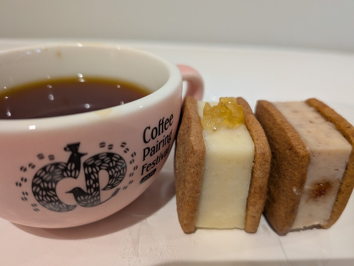 バターサンドクッキーのじゃばらといちじく、台湾のコーヒーで締め。