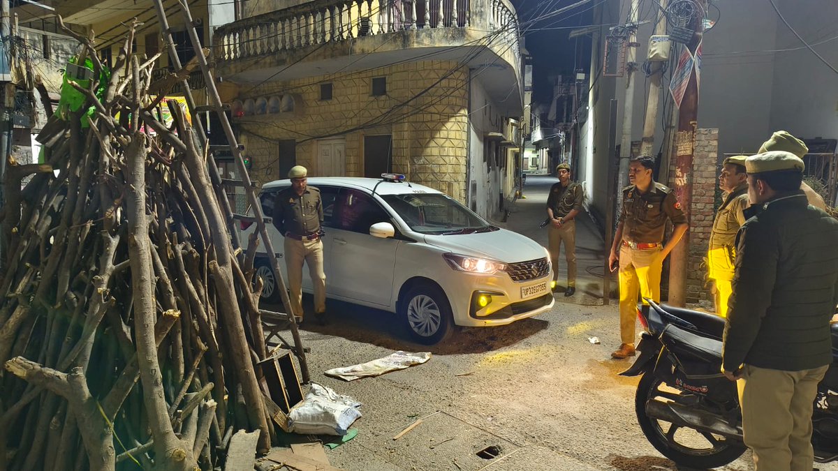 muzafarnagarpol's tweet photo. पुलिस अधीक्षक नगर @IPSsatyanarayan द्वारा पुलिस बल के साथ नगर क्षेत्र में स्थित होलिका दहन स्थलों का किया गया निरीक्षण, अधिनस्थों ���ो दिए गए आवश्यक दिशा-निर्देश।

#UPPolice https://t.co/cWCP3VT77F