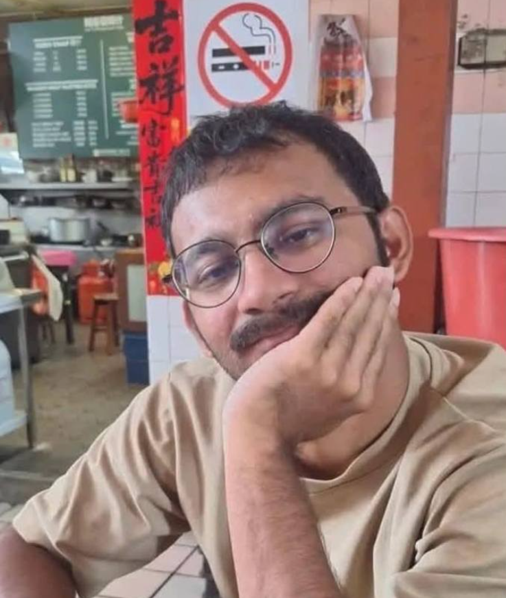 Isu pijak AlQuran, kenapa banyak kekeliruan?

Apa yang terjadi?

Selepas tangkap layar Vikneswaran pijak AlQuran tersebar, dia minta maaf secara terbuka dan pergi buat laporan polis. Beliau bagaimanapun telah ditahan pada ketika itu juga.

Betul ke? mana gambar?