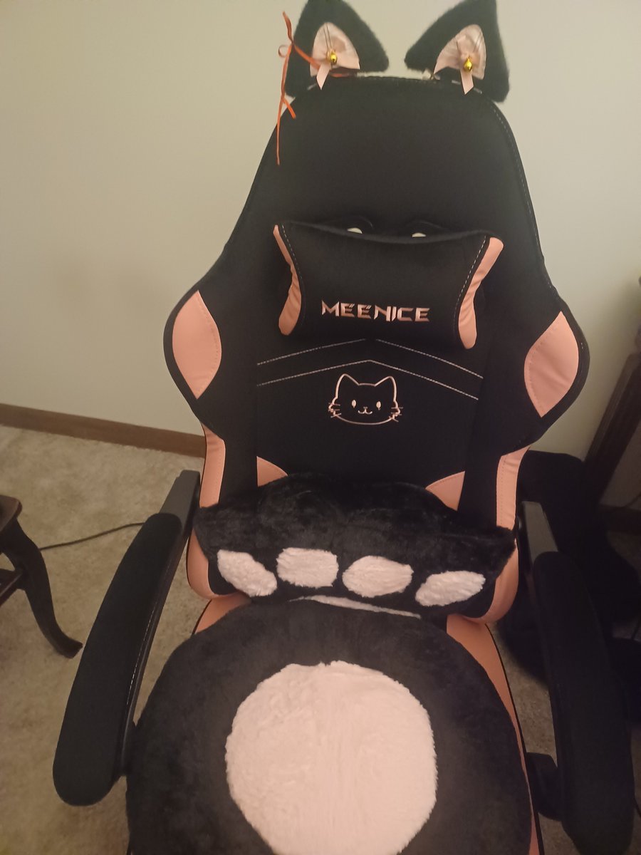 S0mmster's tweet photo. sooo I was gifted this it's kinda cute but like I feel like this is a very e girl chair or smth lmao it is super comfy tho
#chair #cute https://t.co/SfFfSxCTgZ