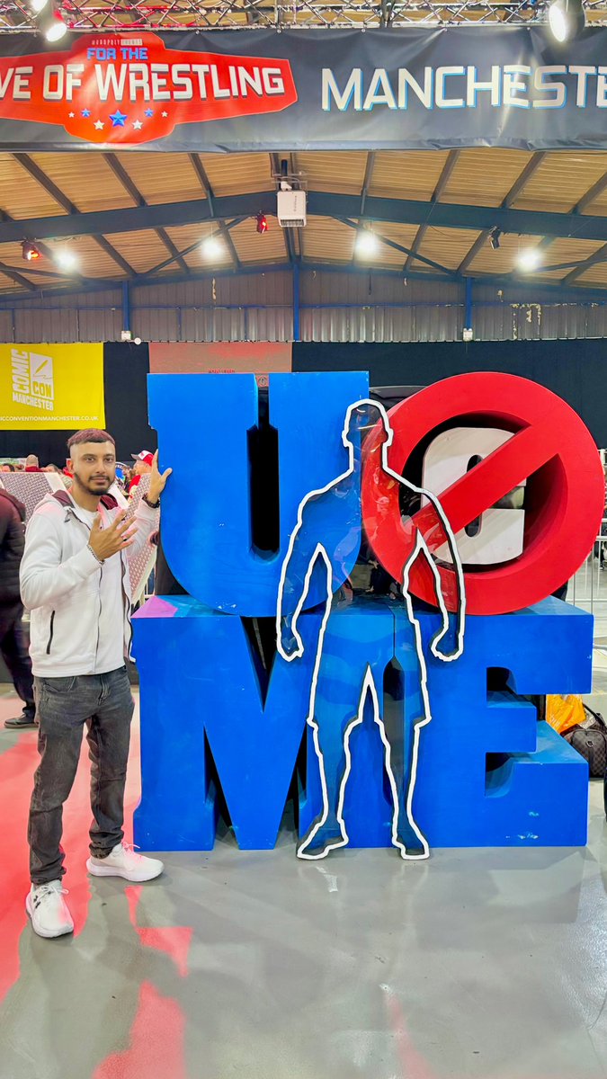 SShibon's tweet photo. You can’t see me like the #GOAT #JohnCena 🐐👋🏽
📍: #FTLOW 💙🤼♂️
https://t.co/6tdZtvSuvS 📱
#Manchester #Wrestling #Event #Life 🏴 https://t.co/xDRsw037nW