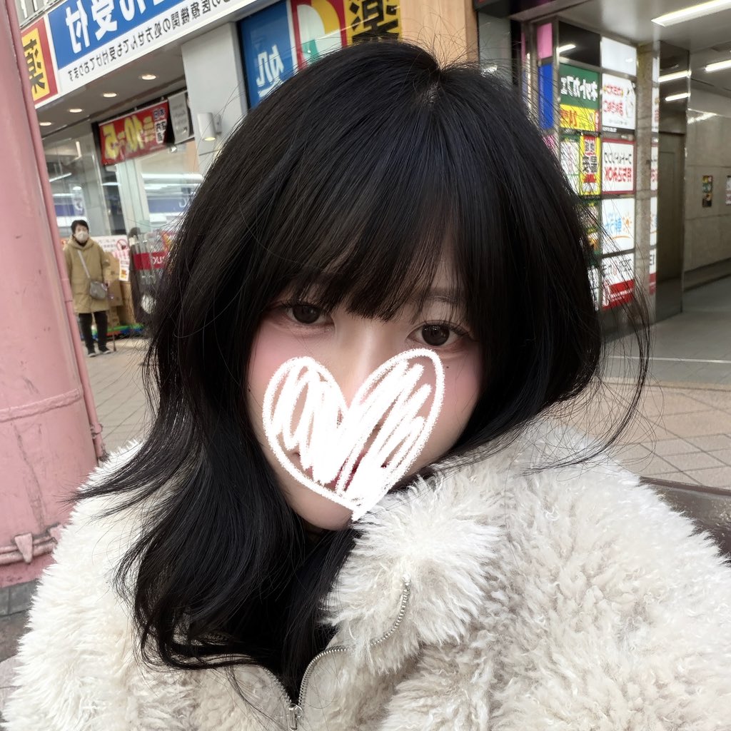 เราว่าทริคเล็กๆคือ ‘ทำผม’ พูดจริงๆ จากใจคนที่เริ่มดูแลผมจริงจังค้นพบว่า ต่อให้วันไหนจะแต่งหน้าสวย แต่ถ้าผมไม่สวย = ทุกอย่างดูดร็อปไปเลย แต่ถ้าผมสวย + แต่งหน้าสวย มันโคตรจะส่งงลุค 🤌🏻