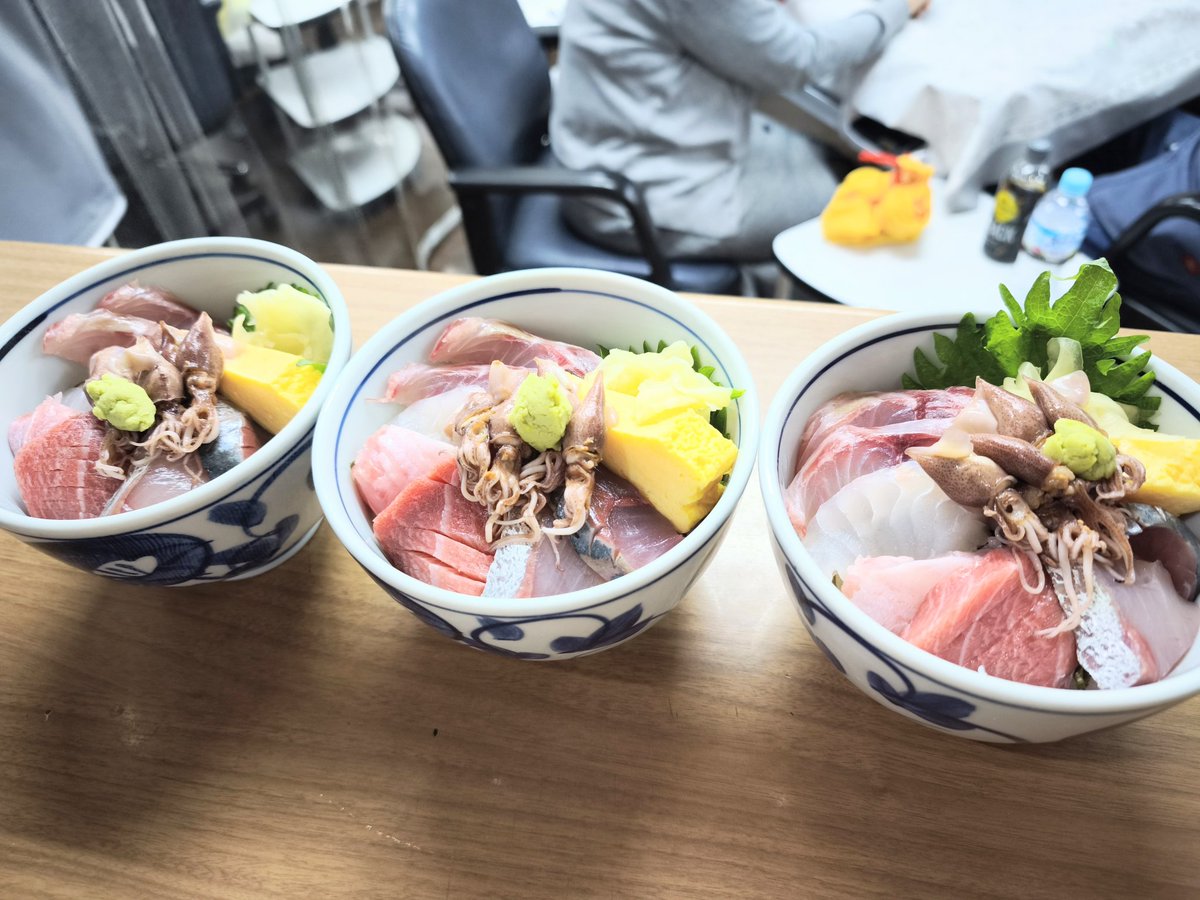 セットのお客様がガラパゴス海鮮丼を沢山頼んでくださいました