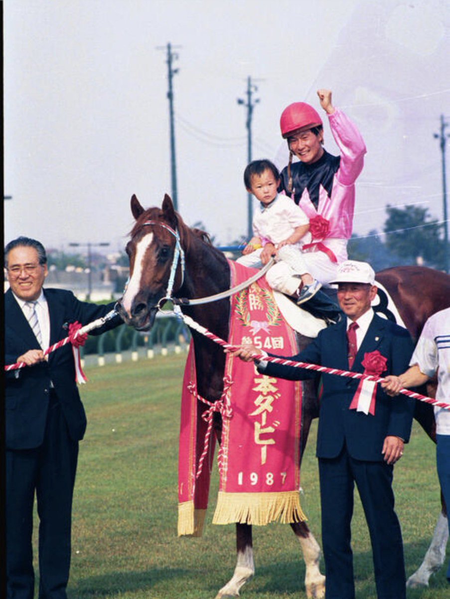 hytnb's tweet photo. 騎手としてダービー勝った時に抱っこしてた息子さんが、調教師として最後のレースをダービーと同じ勝負服で勝っての口取り写真で馬をひいてて、のこの写真。泣く。 https://t.co/0esEDsjucf