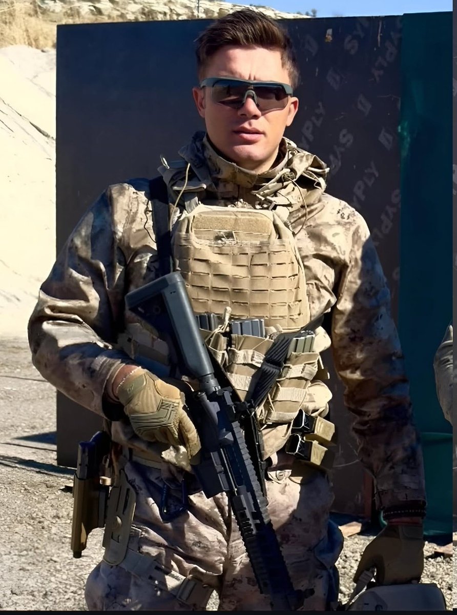 🇹🇷Şehit Pöh Emre Albayrak. 

Ruhu şad olsun!