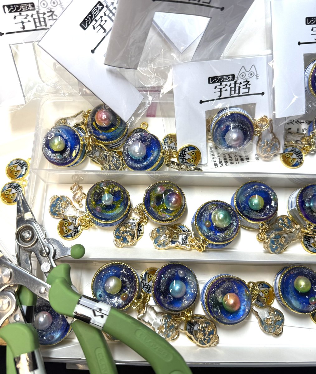 イベントに向けてレジン豆本の制作中です。
これは「宇宙ネコ」いろんな宇宙があります。
ぜひ選びにいらしてください。
#みちのくコミティア
#カワけっと
#ガタケット
#TAMAコミ
#ZINEフェス大阪