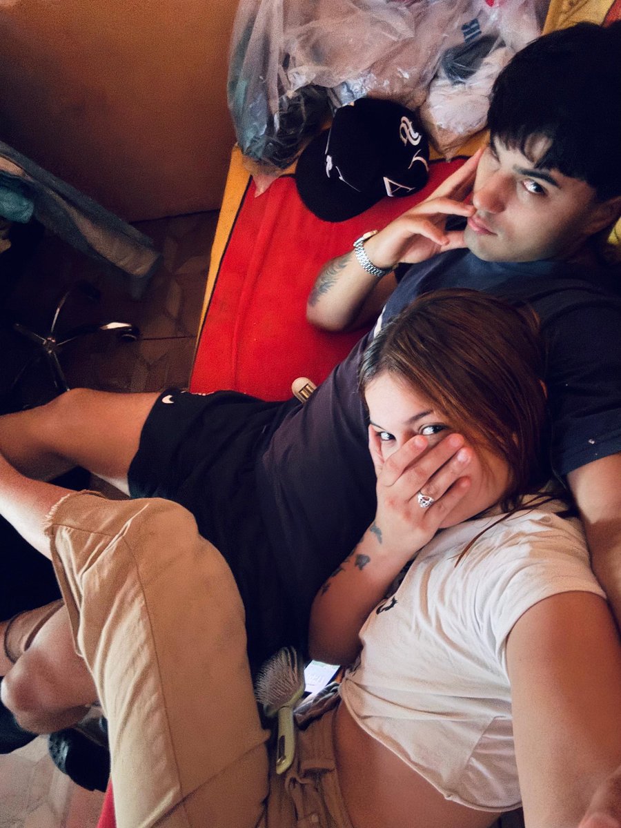 LaraaResendee's tweet photo. 💋para las q pensaron q nos habíamos dejado, este hombre no me suelta nunca mas en su vida 😆😆 https://t.co/scpHu44QQ3