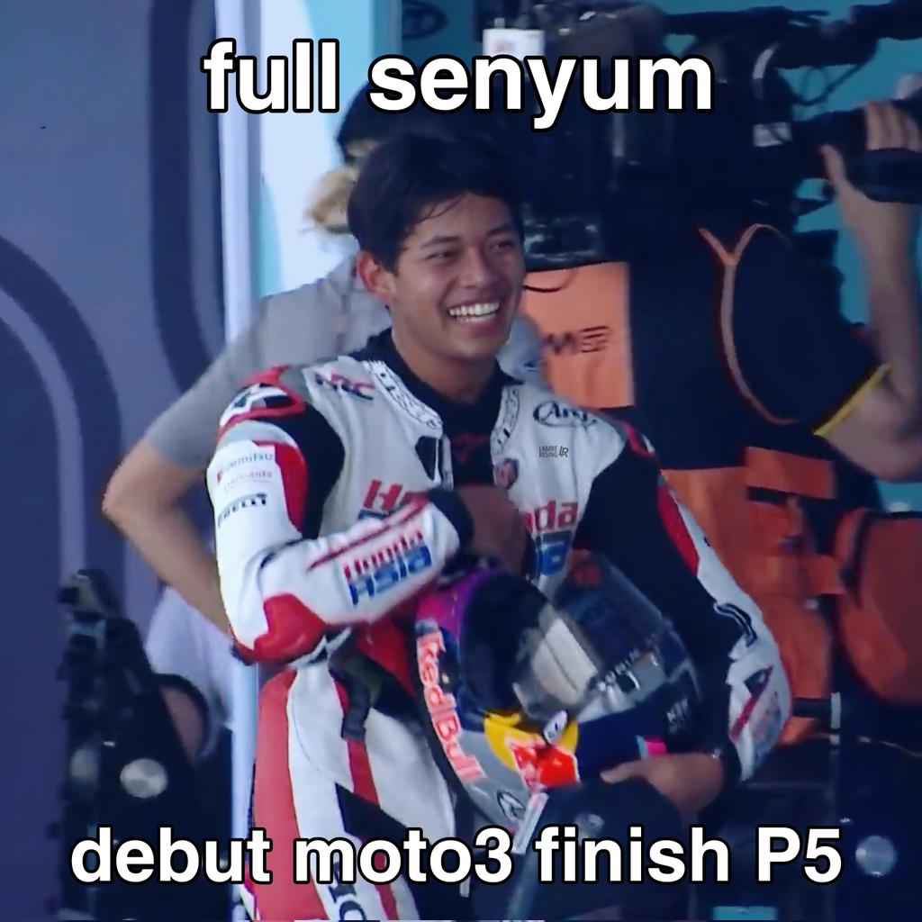 LambeResing's tweet photo. Start : P5
Finish : P5

Ini udah bukan sekadar bagus lagi, tapi udah kelewat gokil catatan Veda dalam debutnya di Moto3 hari ini.

Bahkan Veda sempat di P3 dalam perebutan podium di akhir race tadi.

What a sensational debut 😎🇮🇩🔥 https://t.co/HlUQ1NyvhX