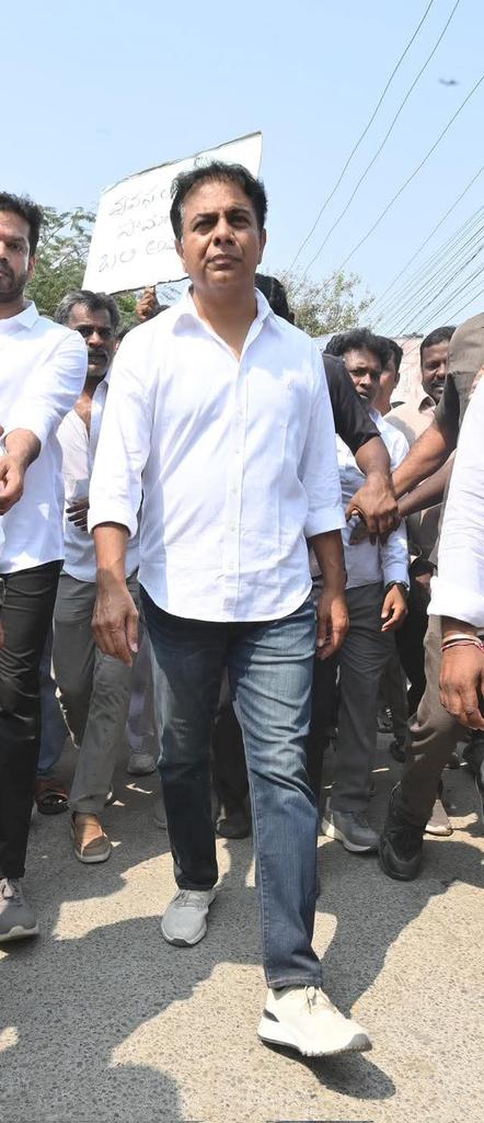 GoudNareshBrs's tweet photo. మూసీ సుందరీకరణ పేరిట ఈ కాంగ్రెస్ ప్రభుత్వం రేవంత్ రెడ్డి సాగిస్తున్న విధ్వంసకాండను అడ్డుకునేందుకు మూసి బాధితులు చేపట్టిన మూసీ దండి యాత్రలో పాల్గొన్న రామన్న 👌💥

@KTRBRS

#MusiDandiMarch https://t.co/w9yHaMGxum