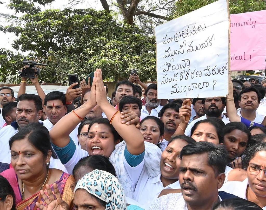 GoudNareshBrs's tweet photo. మూసీ సుందరీకరణ పేరిట ఈ కాంగ్రెస్ ప్రభుత్వం రేవంత్ రెడ్డి సాగిస్తున్న విధ్వంసకాండను అడ్డుకునేందుకు మూసి బాధితులు చేపట్టిన మూసీ దండి యాత్రలో పాల్గొన్న రామన్న 👌💥

@KTRBRS

#MusiDandiMarch https://t.co/w9yHaMGxum