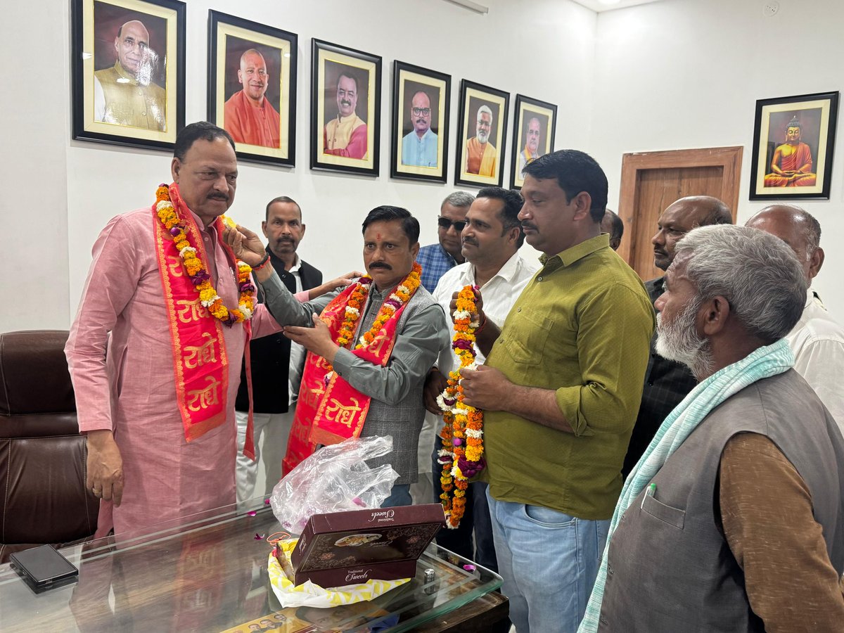 आज ग्राम गंगूपुरा से मंडल अध्यक्ष धुमरी श्री धीरेन्द्र सिंह चौहान जी, ग्राम प्रधान गंगूपुरा श्री वीरभान सिंह चौहान जी, श्री सुखवीर सिंह चौहान जी, बूथ अध्यक्ष खिरिया तथा बूथ अध्यक्ष खावा श्री धीरेन्द्र सिंह जी से कार्यालय आगमन पर सादर भेंट कर होली की शुभकामनाएं प्रेषित कीं।