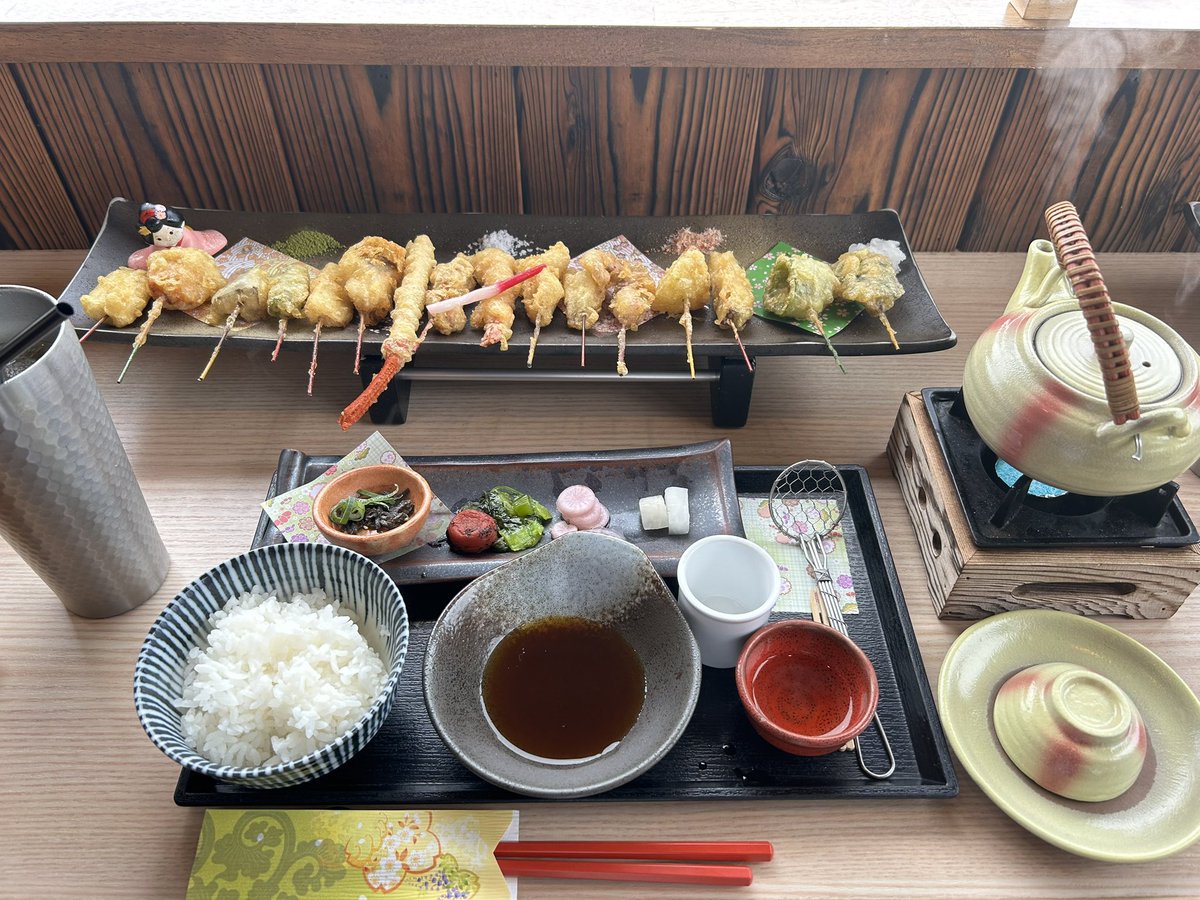 ryoutachan22's tweet photo. 「土瓶蒸しと十六色の天ぷら膳」
　　舞妓飯　嵐山店

天ぷらは右から
茄子
万願寺唐辛子
さつま芋
たまねぎ
たこ
穴子
塩とり天
海老
醤油とり天
紅ずわいがに
鯛
長芋
オクラ
椎茸
かぼちゃ
湯葉

#舞妓飯 #舞妓飯嵐山店 #嵐山 #京都 #kyoto #京都ランチ #天ぷら https://t.co/q5ezfhqGu9