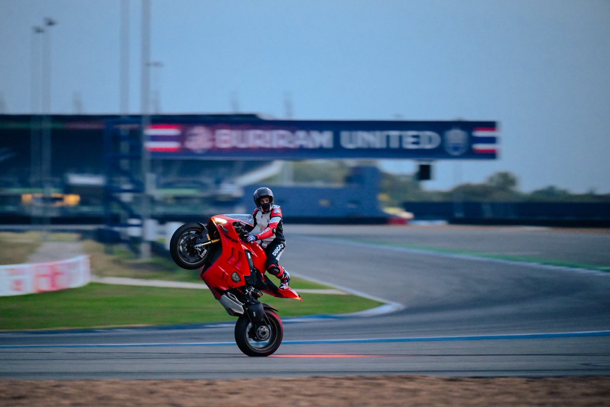 Estos dos que ha tenido lugar el test y el Gran Premio de <a href="/motogp/">MotoGP™🏁</a> en Thailandia es inevitable recordar los momentazos que hemos vivido allí varios años gracias a la actividad del DRE de <a href="/DucatiMotor/">Ducati</a> 

Experiencias inolvidables!! 

#dre #ducati #buriram #stunt #experince