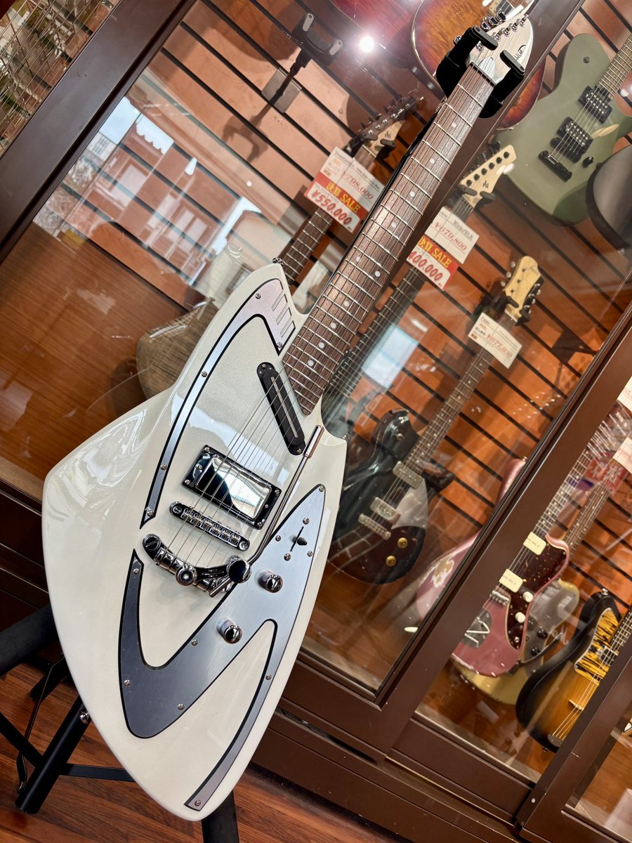 apollonmusic's tweet photo. #Backlund Model 100 DLXが入荷！
 
宇宙感ある唯一無二のルックスが魅力！
是非店頭で実機をご確認ください🙆‍♂️

試奏も大歓迎です👍

価格は¥269,100(税込)
デジマート掲載はもう少々お待ちください🙇 https://t.co/47Slf0gwUn