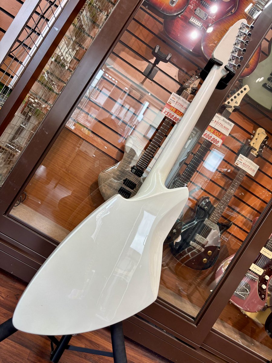 apollonmusic's tweet photo. #Backlund Model 100 DLXが入荷！
 
宇宙感ある唯一無二のルックスが魅力！
是非店頭で実機をご確認ください🙆‍♂️

試奏も大歓迎です👍

価格は¥269,100(税込)
デジマート掲載はもう少々お待ちください🙇 https://t.co/47Slf0gwUn