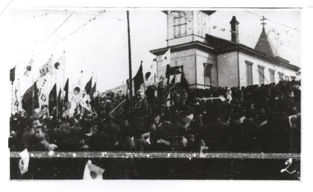 The people who stood up for Korea's independence were people of faith.

In 1919, two million Koreans rose up demanding freedom.

All 33 signers of the Declaration of Independence were religious leaders. 
Sixteen Christians. 
Fifteen Cheondogyo. 
Two Buddhists.

They read the