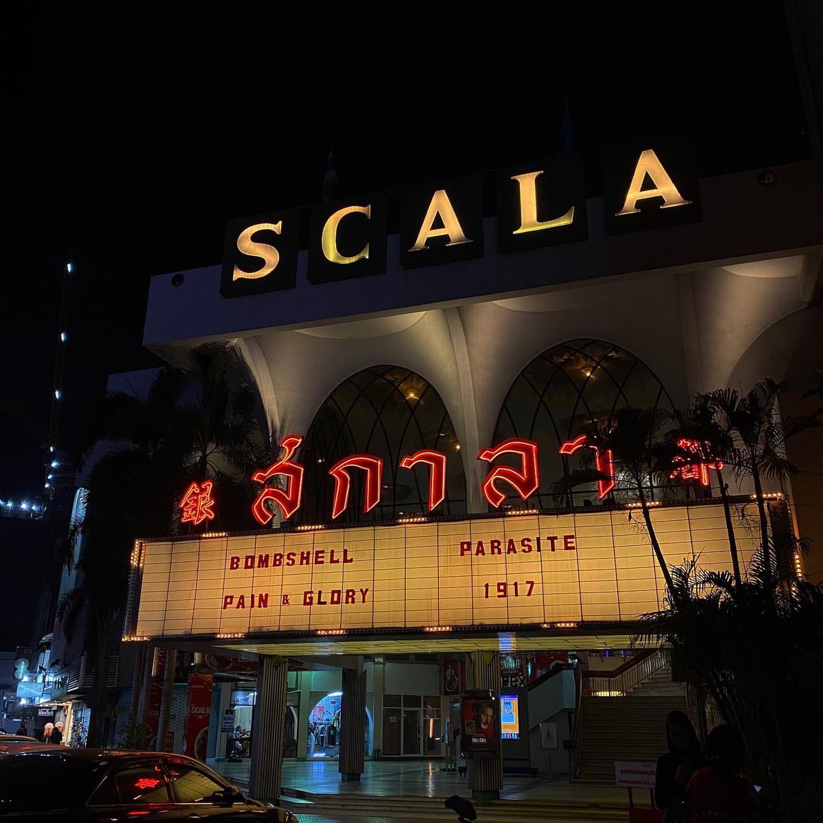 แสงไฟตอนกลางคืนหน้าสกาล่า คือ vibe classic แบบที่บรรยายไม่ได้ เดินผ่านตอนกลางคืนต้องหยุดถ่ายตลอดเลย