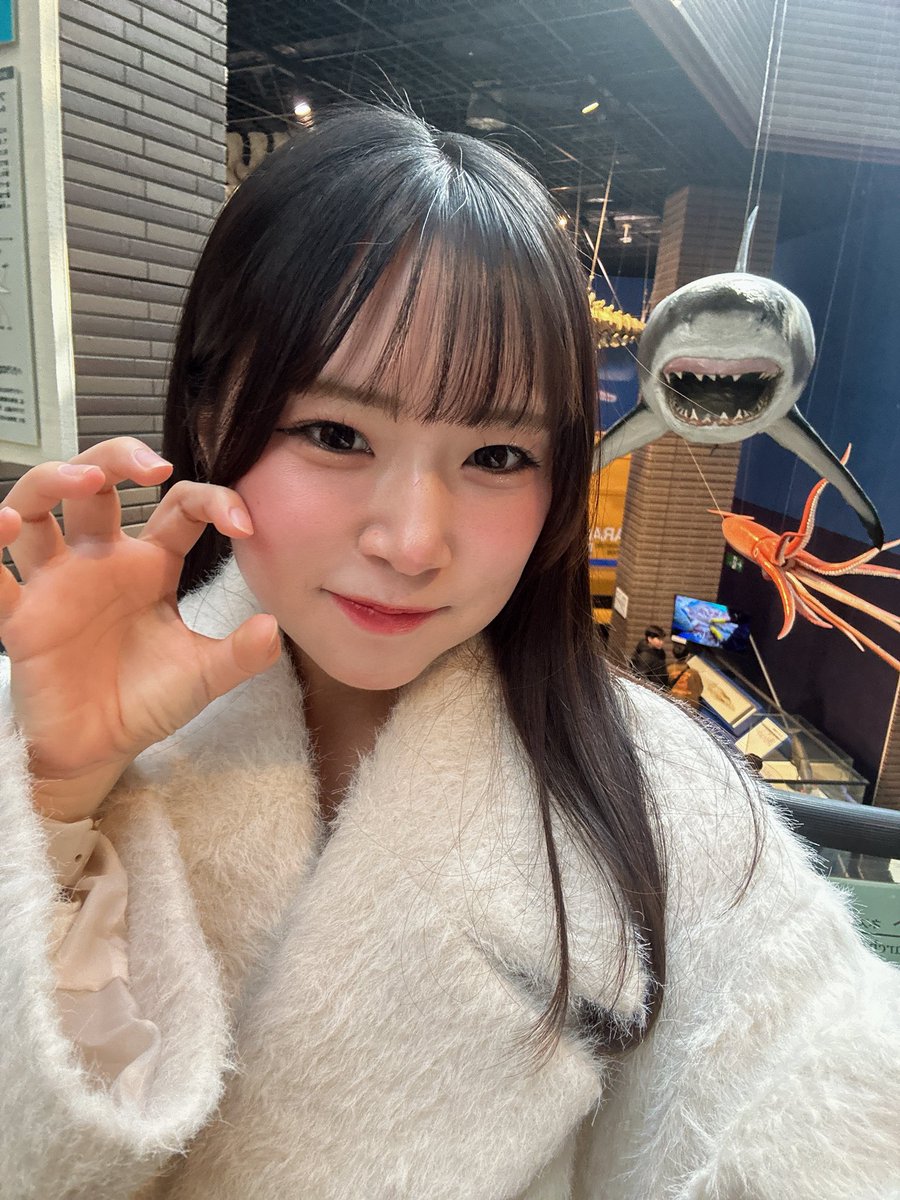 博物館が楽しくてニヤニヤが抑えきれない私と満面の笑みでカメラを見る