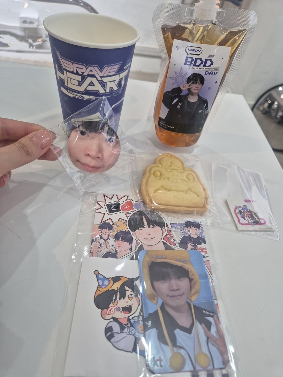 chaeni_456's tweet photo. 비디디 선수 실물영접까지 너무 행복하다ㅠㅠ 오늘 생일 축하하고 내일 10주년까지 축하합니다!!예쁜 생일카페 주최해주셔서 감사해요^^
#Happy_Bdd_Day
#10년이면_강산도_변하는데_미드는_Bdd
#Since2016_BraveHeart_Bdd https://t.co/dt4g2Tk1Az