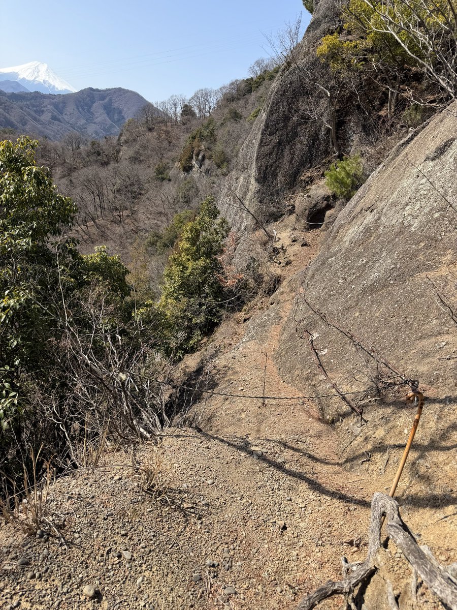 itochi68's tweet photo. 今日は前から行きたかった岩殿山へ。富士山の綺麗さは格別❗️
帰りは特快が来たので中野で下山飲み🍺 https://t.co/qHSOtJDrJV