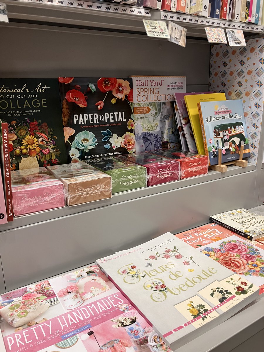 4階洋書】今日から3月。 春が感じられる暖かい陽気の日が増えてきまし