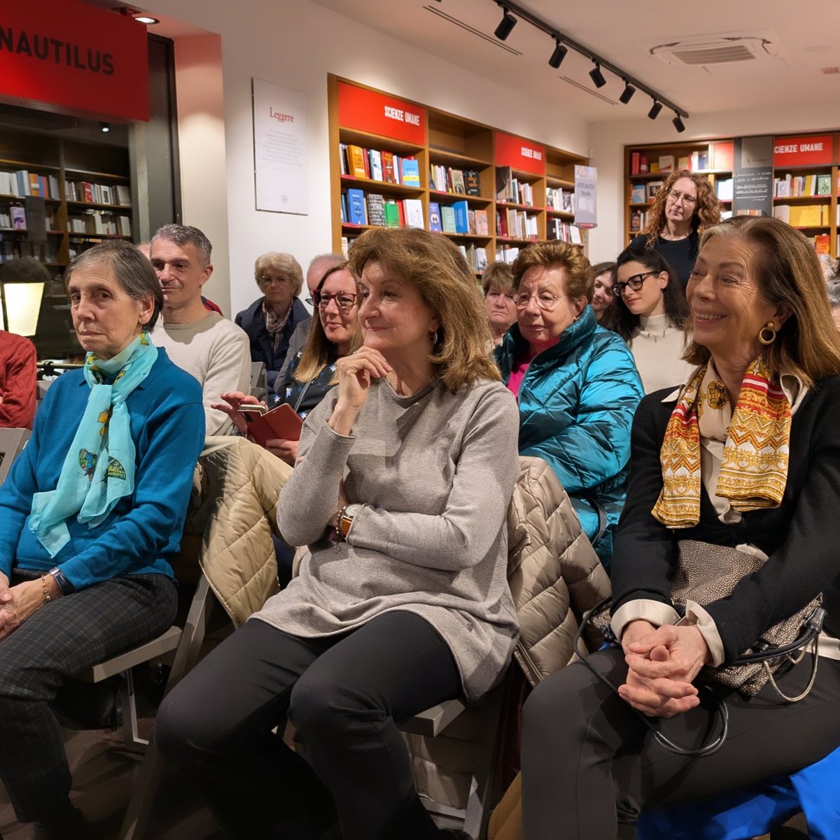 paoloroversi's tweet photo. Una bella presentazione ieri alla @librerie.coopnautilus di Mantova. Io e Radeschi abbiamo raccontato la nostra Capo di ponte Emilia dove la conosco bene!
Grazie alle libraie e ai tanti lettori intervenuti (anche da Suzzara!)
#paoloroversi #LUltimaCosaCheSai #bassa #mantova https://t.co/vneRaEUxuo