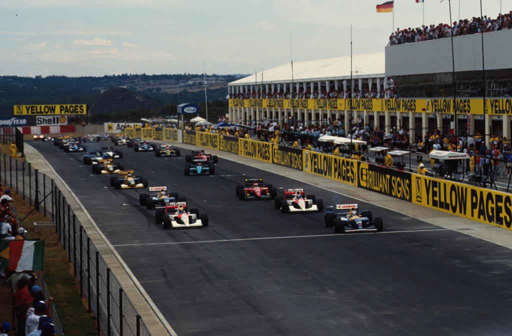 Un 1 de marzo de 1992 se corría el GP de Sudáfrica en Kyalami. Primer aviso de la superioridad de los Williams FW14B: Nigel Mansell logró su 2º Grand Chelem delante de su compañero Riccardo Patrese. 3º fue Ayrton Senna (McLaren MP4/6B)