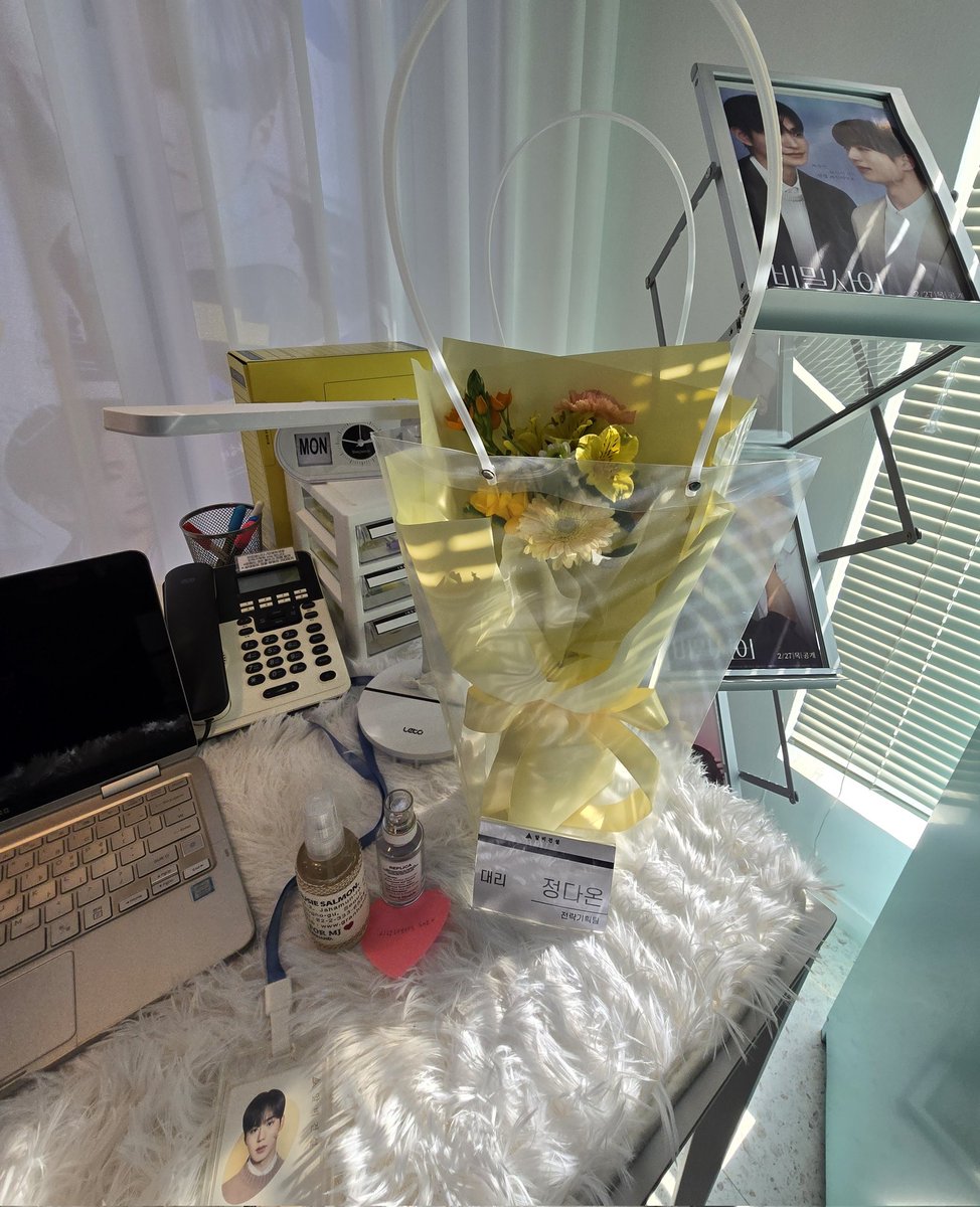 kongjaban1120's tweet photo. #쉿_비밀사내연애
#비밀사이_1주년_계속해서비밀사이
#김준서 #차선형 #차정우 #김호영

빔사카페에서 이틀간 정말 즐겁게 놀다 갔습니다!
엄청난 빔사 늦덕이라 지난 영상들 보면서 저때 빔사 안보고 뭐했지하며 영원히 부러워하고 있었는데 그런 저에게 1주년 카페는 한줄기 빛이었어요 그래서 특전이나 럭드 하나라도 조기소진될까봐 오픈런부터 했습니다 헤헿
도착하자마자 보이는 빔사즈 입간판부터 계단에서 반겨주는 포토존까지 얼마나 설레던지 😊
공간마다 빔사로 꽉꽉 채워져 있어 눈이 쉴 틈이 없었어요 약간의 PTSD가 오는 사내 게시판 디자인부터 드라마에서 봤던 작은 소품들(션다반지 야구공) 그리고 드라마 장면을 떠오르게 하는 공간들(탕비실)이 곳곳에 있어 너무 재밌게 구경했구요 벽면에 붙어 있던 명장면과 명대사들도 센스 최고였어요
메뉴에 디카페인이 있는거 보고 덕메들이랑 칭찬 오천번했고 떡볶이도 진짜 맛있었어요 과장 안하고 첫날 정우 영접한거 떡볶이 덕분입니다 아니었으면 배고파서 못버티고 밥먹으러 갔을거예요 빔사카페가 제 은인입니다 진짜로
카페에서 놀다 보니 거기 있던 분들중에 트친도 많았고 만나서 반가웠고 같이 머리 맞대고 모의고사 푸는 것도 재밌었더요 아니 근데 진짜 모의고사 난이도가 꽤 높아서 첫날 두개 틀렸는데요 도대체 답이 뭔지 고구마 백개먹은 기분에 그날 집가서 새벽 한시까지 복습하고 둘째날 겨우 백점 ㅠㅠㅋㅋ 키링 잘 달고 다닐게요 😊
그날 오하아사 순위가 높지도 않았는데 럭드 액자도 나오고 이렇게 기쁠수가 없고 🥰
그런데 저는 당연히 벽에 걸려있던 그 액자인줄 알았거든요 그래서 저녁에 삼공이들 와서 다온이 액자들고 부둥부둥 했다는 소식에도 그냥 부러워만 하고있었는데 그 액자가 내것이었다니
진짜 절받으시고 고이고이 잘 모시겠습니다 정말 감사해요 볼살 빵실한 다온이 너무 귀여워서 자꾸 쳐다보게되고 보면 또 삼공이들이 들고있던 모습떠올라 혼자 실실웃고있음 암튼 넘나 행복
그리고 둘째날 가서 삼공이들 왔다간 흔적들 구경하는데 다온이 책상위에 꽃다발 보고 힝구됨 🥹 같이 왔으면 너무 좋았을텐데 괜히 더 보고 싶더라구영 언젠가는 완전체로 볼 수 있기를 제발ㅠㅠ
삼공이들 모의고사 푼거 구경하면서 너 이거 왜 틀리는데 하며 덕메들이랑 농담도 하고 두번와도 볼거리와 놀거리가 있다니 역시 양일 오길 너무잘했다고 생각ㅎ
이틀간 행복한 시간을 선물해주셔서 정말 감사해요
내년에 2주년도 열어주실거죠? 기다릴게요 🤍