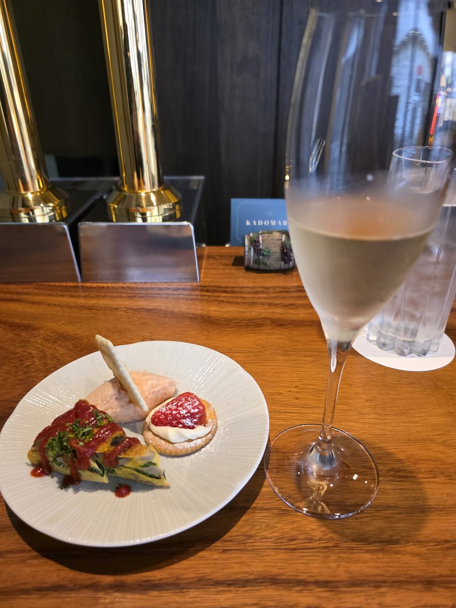 みんな！シャンパンとおつまみだよ！