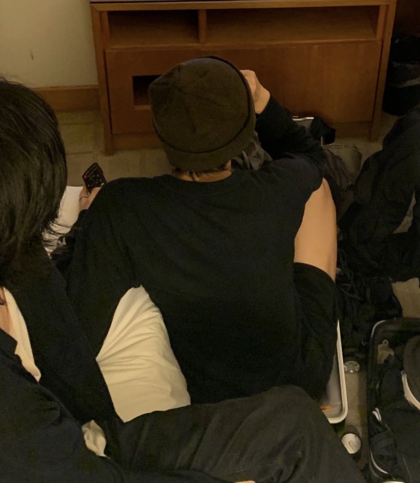 123456__23's tweet photo. 얘야 지금 어디앉아있는거니
누가 캐리어에 들어가서 앉아잇으래 https://t.co/k1e9kk7Exg