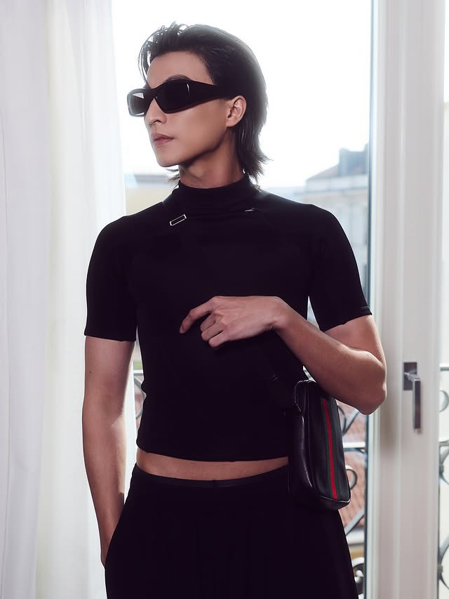tvpoolsocial's tweet photo. หล่อทะลุแว่น! “กลัฟ คณาวุฒิ” เสิร์ฟลุค All Black สุดคูลใน Milan Fashion Week ออร่าซุปตาร์อินเตอร์จับเต็มเฟรม

#ทีวีพูล #กลัฟคณาวุฒิ #MilanFashionWeek #GulfKanawut #แฟชั่นอินเตอร์ https://t.co/B8VCyLjIF5