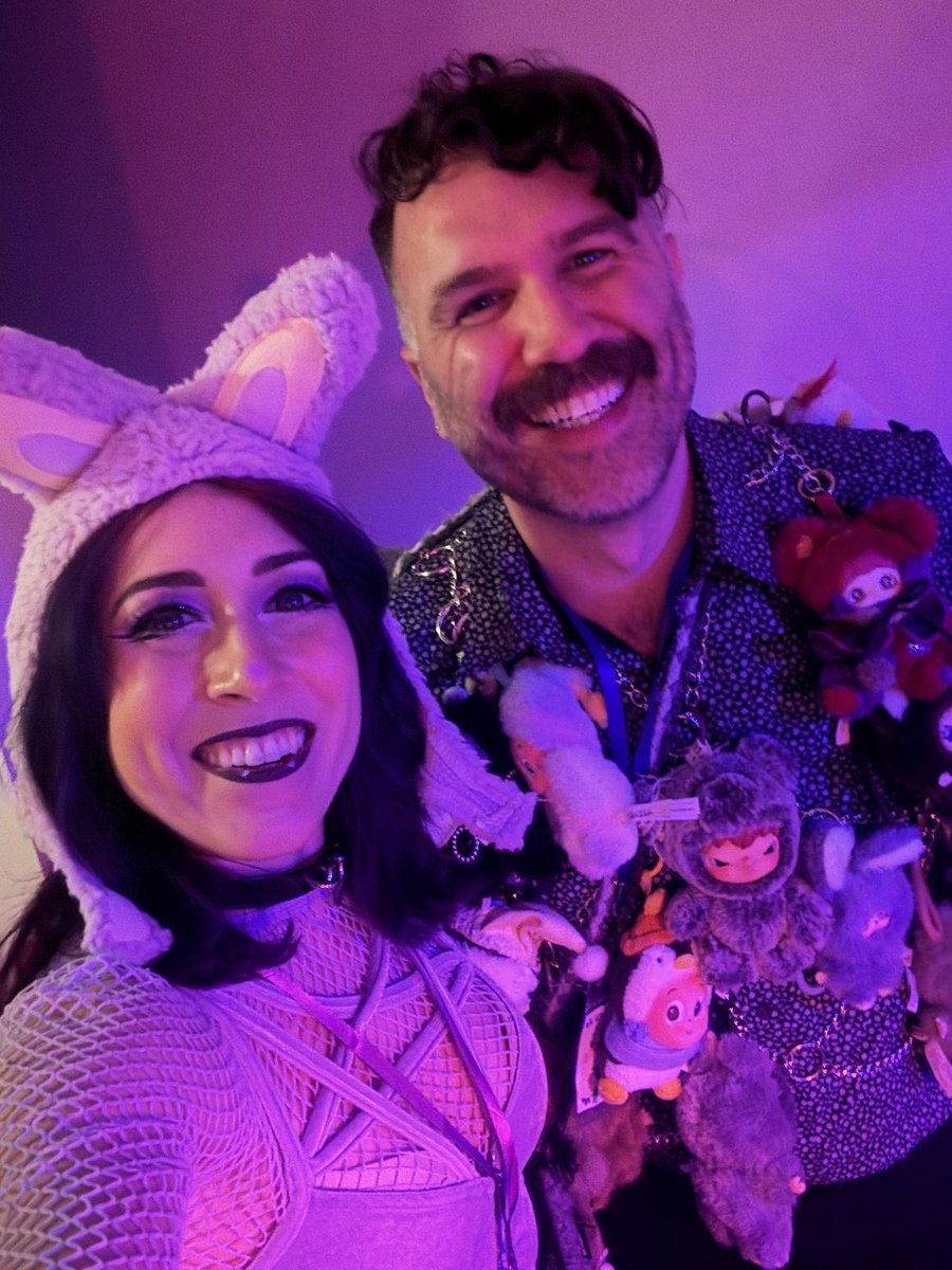 chompy gigante 🎃💜 #caitvi tweet media