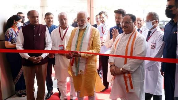 4 किलोमीटर के एक रेल ट्रैक का राष्ट्र को समर्पण करने के लिए दिल्ली से चेन्नई जा रहे प्रधानमंत्री। नहीं नहीं, नई रेल लाइन बिल्कुल नहीं है। दोनों स्टेशनों के बीच हर 20-25 मिनट पर दनादन ट्रेन चलती है। तीन लाइनें पहले से हैं। एक नई लाइन जोड़ी गई है बस।

ऐसा खलिहरपना सबको मयस्सर हो.