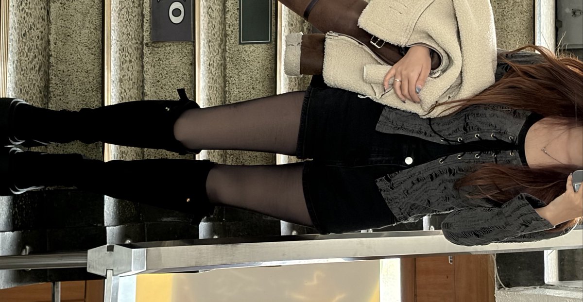 오늘 5시 타임 예약인데 4시 반쯤부터 앞에 있을 예정입니다!

계속 상의만 바꿔입는거같은건 비밀로 해주새요.